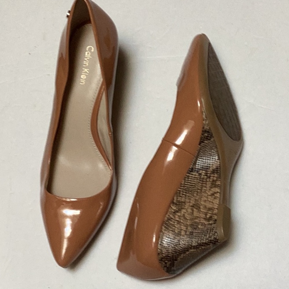 Calvin Klein Bessie Natural‎ Almond Tan Patent Mini Snake Wedge Pump Sz 8.5 NWOT